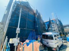 カースペースは停めやすい並列駐車2台付き。（軽自動車含む） 前面道路は約9ｍと駐車がスムーズにできる広さです＾＾