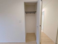廊下収納。高さのある物もスッキリ収納できます＾＾