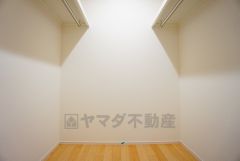 同仕様写真。収納力豊富なウォークインクローゼット付き。洋服や小物などを1箇所にまとめて美しい収納を実現します。