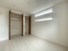 温かい光の差し込むゆとりのある居室をぜひ現地にてご確認くださいませ。クローゼットもあり荷物もすっきり片付けられ、ゆとりのある暮らしが出来ます＾＾