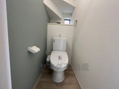 温水洗浄便座付きのトイレです。汚れてもサッとひと拭きでお手入れ簡単。節水仕様でしっかり洗浄できます。環境にやさしく、しかも経済的です。