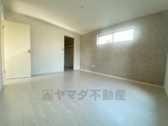 収納力豊富なウォークインクローゼット付き。洋服や小物などを1箇所にまとめて美しい収納を実現します。