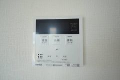 給湯器リモコンはキッチン横からボタンひとつで操作が楽々。通話ボタン付きでお子様とも会話ができて安心です。