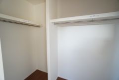 収納力豊富なウォークインクローゼット。洋服や小物などを1箇所にまとめて美しい収納を実現します。スーツケースのような大型の荷物も置けます＾＾