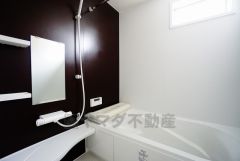 デザイン性に優れた浴槽でゆったりとしたバスタイムを演出。ベンチ付きなので半身浴も楽しめます。雨の日の洗濯も安心できる浴室暖房乾燥機付き浴室。