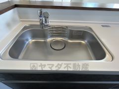 広々とした凸型シンクに洗剤ポケットを標準装備。大きなお鍋など洗いやすいです。洗剤や石鹸、スポンジもすっきりできる収納付き。