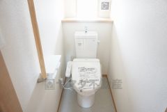 同仕様写真。ウォシュレット付トイレです。節水機能もあるので、安心して使えますね。もちろん、1階2階の2ヶ所にトイレがあるので、忙しい朝にもゆとりができますね。