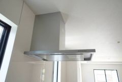 調理により発生する油煙や臭いを吸い込み、屋外へ排気してくれます。