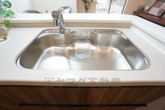 広々とした凸型シンクに洗剤ポケットを標準装備。大きなお鍋など洗いやすいです。洗剤や石鹸、スポンジもすっきりできる収納付き。