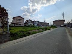 前面道路北側約9.6ｍ公道。 車通りが少なく、前面道路も広々としているので駐車もラクラクです＾＾小さなお子様がいるご家庭の方々も安心です＾＾