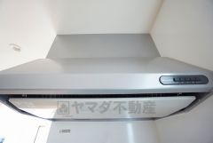 レンジフード。 調理により発生する油煙や臭いを吸い込み、屋外へ排気してくれます。