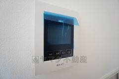 防犯性もばっちり、TVモニター付きインターフォン完備。大きなモニターで玄関先を確認できます。録画機能が付いているので不在時の訪問者も確認できて安心です^^