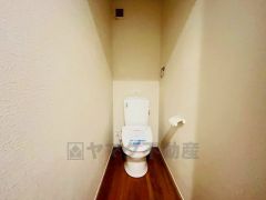 温水洗浄機付トイレです。節水機能もあるので、安心して使えますね。もちろん、1階2階の2ヶ所にトイレがあるので、忙しい朝にもゆとりができますね。
