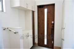 同仕様写真。たっぷり収納できるシューズボックスです。家族全員の靴がきれいに整頓できます。棚の上にお花や写真を飾っても良いですね。