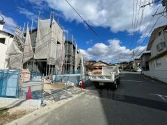 前面道路は南側6.7ｍ、北西側7.5ｍと広く駐車がスムーズにできます＾＾