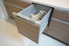 家事の時間が短縮できる食器洗浄乾燥機付。後片付けもラクラクです。 食器を洗う手間が減るので家族とのコミュニケーションの時間や自分の時間が増えますね。