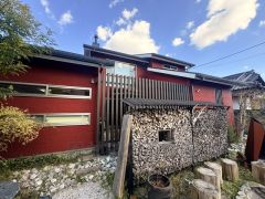 薪ストーブライフを愉しむ方に約1年分ほどの乾燥した薪やこだわりの薪棚も無料でお付けします。