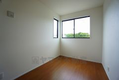 2面採光を確保した明るい室内は、風通しも良く、大変居心地の良い空間となっております。爽やかな風を感じて起きる朝は、快適生活の始まりに。