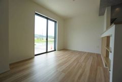 大きな窓のあるリビングは、陽光あふれる明るい空間です。居心地良く、ご家族皆がゆったり寛げる憩いの空間となりそうです。