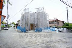 前面道路は交通量が少ないため、小さなお子様がいるご家庭も安心です＾＾ 大型車両の通行も少なく静かで快適な生活を送れます＾＾