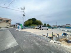 カースペースは並列4台＾＾ご夫婦で1台ずつとご友人や急な来客があっても安心です＾＾