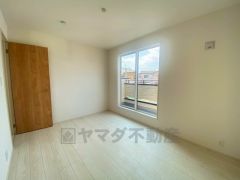 明るい洋室です。ナチュラル色のフローリングで開放的な優しい雰囲気になっています＾＾ベッドや机、ＴＶを置いてもゆとりのある広さです。