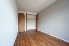 住む人のこだわりを活かす洋室＾＾日当たりがよく、寝室としての利用もおすすめ。広めのクローゼットもあり荷物もすっきり片付けれ、ゆとりのある暮らしが出来ます＾＾