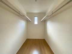 収納力豊富なウォークインクローゼット付き。洋服や小物などを1箇所にまとめて美しい収納を実現します。