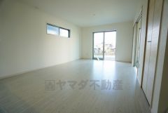 同仕様写真。大きな窓のあるリビングは、陽光あふれる明るい空間です。居心地良く、ご家族皆がゆったり寛げる憩いの空間となりそうです。