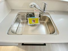 広々とした凸型シンクに洗剤ポケットを標準装備。大きなお鍋など洗いやすいです。洗剤や石鹸、スポンジもすっきりできる収納付き。