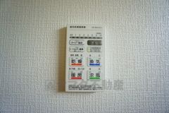 浴室暖房乾燥機には、暖房、乾燥、涼風、換気の4つの機能が付いています。タイマー付きです。