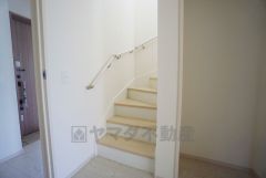 ご年配の方でも安心できる、手すり付き階段です＾＾段差も低めで設定されてますので安全性にも優れてますね＾＾