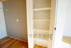 キッチン横にはパントリー。食料などを保管できるので、キッチン周りがスッキリしますね＾＾