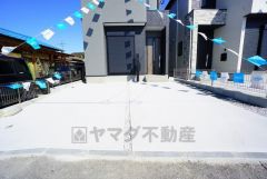 駐車スペースはゆとりある2台分を確保。マイカー用に、お客さま用に、余裕を持ってご利用いただけます。