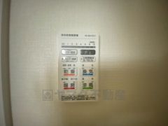 雨の日の洗濯も安心できる浴室暖房乾燥機付き浴室。リモコンで操作もボタン1つで簡単。 浴室暖房乾燥機には、暖房、乾燥、涼風、換気の4つの機能が付いています。タイマー付きです。