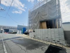 前面道路は約5ｍ。駐車もスムーズにできる広さです＾＾