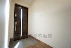 同仕様写真。たっぷり収納できるシューズボックスです。家族全員の靴がきれいに整頓できます。棚の上にお花や写真を飾っても良いですね。