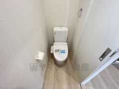 ウォシュレット付トイレです。節水機能もあるので、安心して使えますね。もちろん、1階2階の2ヶ所にトイレがあるので、忙しい朝にもゆとりができますね。