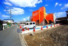 前面道路は西側約4.2ｍ。交通量が少なく小さなお子様がいるご家庭でも安心です＾＾