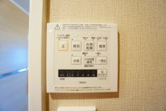 浴室暖房乾燥機には、暖房、乾燥、涼風、換気の4つの機能が付いています。タイマー付きです。
