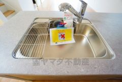 広々とした凸型シンクに洗剤ポケットを標準装備。大きなお鍋など洗いやすいです。洗剤や石鹸、スポンジもすっきりできる収納付き。