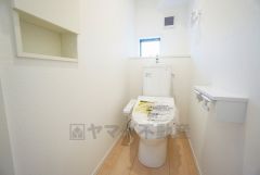 温水洗浄機付トイレです。節水機能もあるので、安心して使えますね。もちろん、1階2階の2ヶ所にトイレがあるので、忙しい朝にもゆとりができますね。