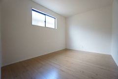 暖かい日差しが差し込む洋室。たっぷり収納できるクローゼット付きでお部屋の中をすっきりと快適に保てます。