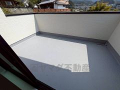 陽当たりの良いバルコニーです。お洗濯やお布団干しはもちろん、日光浴スペースにも。足元は防水工事施工済です。