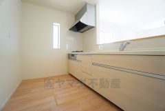 対面式カウンターキッチンでお子様の様子が見守れます。カウンタートップは耐熱性に優れており、日ごろのお掃除もふき取るだけでＯＫ。ステンレスシンクも簡単にお掃除できますよ。