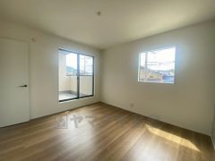 住む人のこだわりを活かす洋室＾＾日当たりがよく、寝室としての利用もおすすめ。広めのクローゼットもあり荷物もすっきり片付けれ、ゆとりのある暮らしが出来ます＾＾