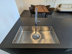 広々とした凸型シンクに洗剤ポケットを標準装備。大きなお鍋など洗いやすいです。洗剤や石鹸、スポンジもすっきりできる収納付き。