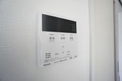 キッチン横からお湯張り、追い炊き、足し湯がボタン一つで楽々操作できる給湯機リモコンです＾＾忙しい夕飯の準備の時間帯に重宝しますね。