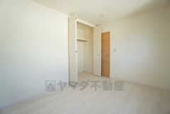 全居室にはたっぷり収納できる大型クローゼットを設置しています。窓には断熱性・保温性にすぐれ、省エネ効果のあるペアガラスを採用。冬には結露を防止します＾＾