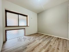 住む人のこだわりを活かす洋室＾＾日当たりがよく、寝室としての利用もおすすめ。広めのクローゼットもあり荷物もすっきり片付けれ、ゆとりのある暮らしが出来ます＾＾